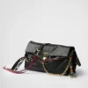 Bolso de hombro grande de cuero Prada Soft Sound con dijes Bolso de hombro grande de cuero Prada Soft Sound con dijes