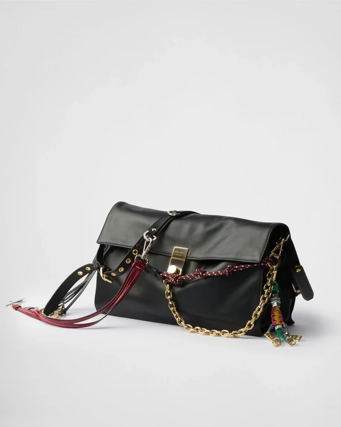 Bolso de hombro grande de cuero Prada Soft Sound con dijes Bolso de hombro grande de cuero Prada Soft Sound con dijes