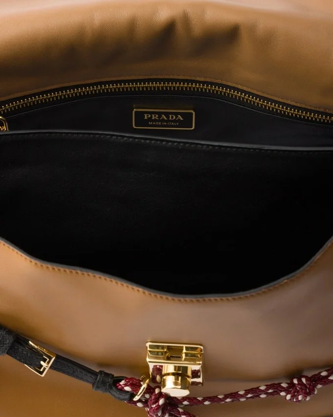 Bolso de hombro grande de cuero Prada Soft Sound con dijes Bolso de hombro grande de cuero Prada Soft Sound con dijes