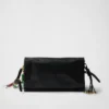 Bolso de hombro grande de cuero Prada Soft Sound con dijes Bolso de hombro grande de cuero Prada Soft Sound con dijes