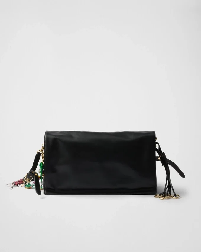 Bolso de hombro grande de cuero Prada Soft Sound con dijes Bolso de hombro grande de cuero Prada Soft Sound con dijes