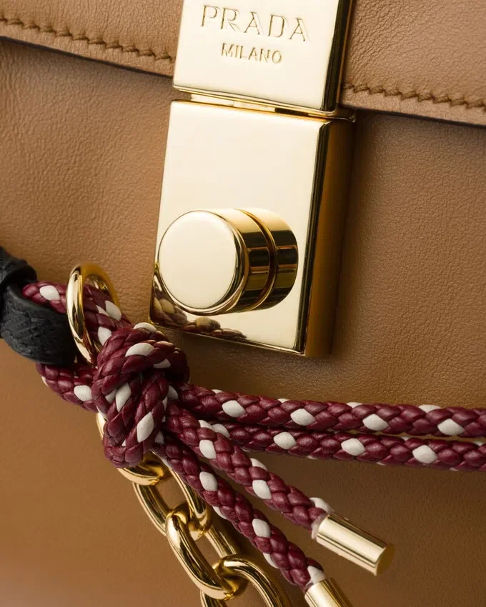 Bolso de hombro grande de cuero Prada Soft Sound con dijes Bolso de hombro grande de cuero Prada Soft Sound con dijes