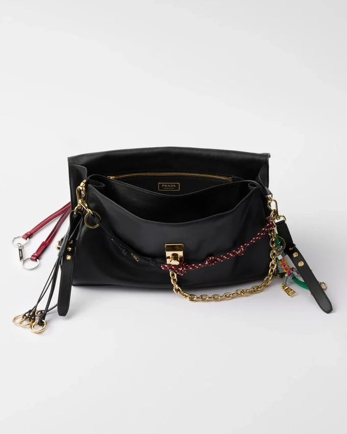 Bolso de hombro grande de cuero Prada Soft Sound con dijes Bolso de hombro grande de cuero Prada Soft Sound con dijes