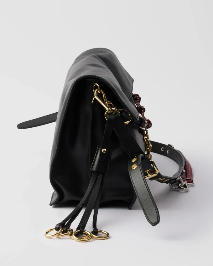 Bolso de hombro grande de cuero Prada Soft Sound con dijes Bolso de hombro grande de cuero Prada Soft Sound con dijes