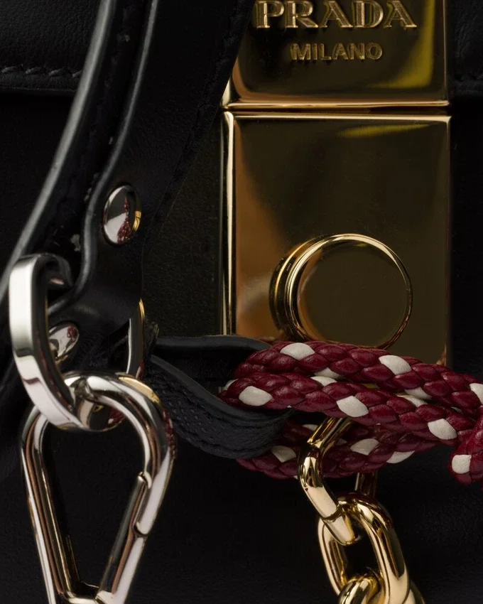 Bolso de hombro grande de cuero Prada Soft Sound con dijes Bolso de hombro grande de cuero Prada Soft Sound con dijes