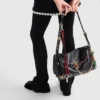 Bolso de hombro grande de cuero Prada Soft Sound con dijes Bolso de hombro grande de cuero Prada Soft Sound con dijes