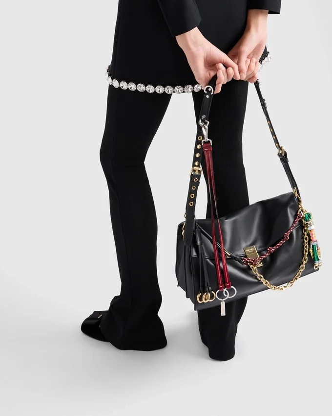 Bolso de hombro grande de cuero Prada Soft Sound con dijes Bolso de hombro grande de cuero Prada Soft Sound con dijes