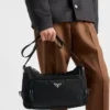 Bolso de hombro grande de Re-Nylon y piel Saffiano Bolso de hombro grande de Re-Nylon y piel Saffiano