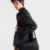 Bolso de hombro grande de Re-Nylon y piel Saffiano Bolso de hombro grande de Re-Nylon y piel Saffiano