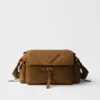 Bolso de hombro grande Prada Explore de Re-Nylon con solapa Bolso de hombro grande Prada Explore de Re-Nylon con solapa