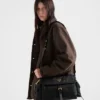 Bolso de hombro grande Prada Explore de Re-Nylon con solapa Bolso de hombro grande Prada Explore de Re-Nylon con solapa