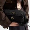 Bolso de hombro grande Prada Explore de Re-Nylon con solapa Bolso de hombro grande Prada Explore de Re-Nylon con solapa