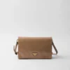 Bolso de hombro mediano de cuero Bolso de hombro mediano de cuero