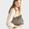 Bolso de hombro mediano de cuero Bolso de hombro mediano de cuero