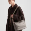Bolso de hombro mediano de cuero Bolso de hombro mediano de cuero