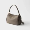 Bolso de hombro mediano de cuero Bolso de hombro mediano de cuero