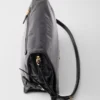 Bolso de hombro mediano de cuero Bolso de hombro mediano de cuero
