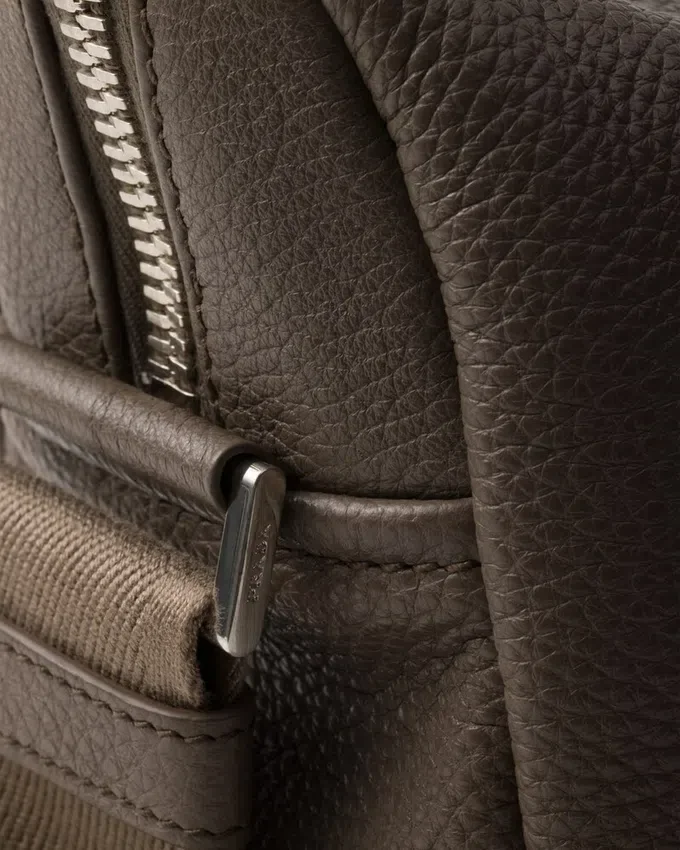 Bolso de hombro mediano de cuero Bolso de hombro mediano de cuero