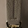 Bolso de hombro mediano de cuero Bolso de hombro mediano de cuero