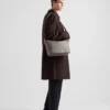 Bolso de hombro mediano de cuero Bolso de hombro mediano de cuero