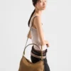 Bolso de hombro mediano de cuero Bolso de hombro mediano de cuero