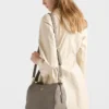 Bolso de hombro mediano de cuero Bolso de hombro mediano de cuero