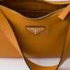 Bolso de hombro mediano de cuero Prada Aimae Bolso de hombro mediano de cuero Prada Aimae