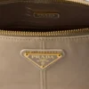 Bolso de hombro mediano de cuero Prada Re-Edition 2002