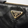 Bolso de hombro mediano de cuero Prada Re-Edition 2002 Bolso de hombro mediano de cuero Prada Re-Edition 2002