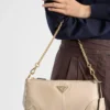 Bolso de hombro mediano de cuero Prada Re-Edition 2002