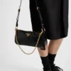 Bolso de hombro mediano de cuero Prada Re-Edition 2002 Bolso de hombro mediano de cuero Prada Re-Edition 2002