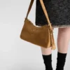 Bolso de hombro mediano de gamuza Prada Aimae Bolso de hombro mediano de gamuza Prada Aimae