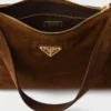 Bolso de hombro mediano de gamuza Prada Aimae Bolso de hombro mediano de gamuza Prada Aimae
