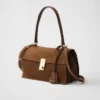 Bolso de hombro mediano de gamuza Prada Soft de Prada Bolso de hombro mediano de gamuza Prada Soft de Prada