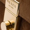 Bolso de hombro mediano de gamuza Prada Soft de Prada Bolso de hombro mediano de gamuza Prada Soft de Prada