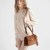 Bolso de hombro mediano de gamuza Prada Soft de Prada Bolso de hombro mediano de gamuza Prada Soft de Prada