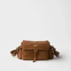 Bolso de hombro mediano «Explore» de Prada en piel napa con solapa Bolso de hombro mediano «Explore» de Prada en piel napa con solapa