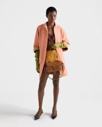 Bolso de hombro mediano «Explore» de Prada en piel napa con solapa