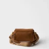 Bolso de hombro mediano «Explore» de Prada en piel napa con solapa Bolso de hombro mediano «Explore» de Prada en piel napa con solapa