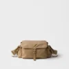 Bolso de hombro mediano Prada Explore de Re-Nylon con solapa Bolso de hombro mediano Prada Explore de Re-Nylon con solapa