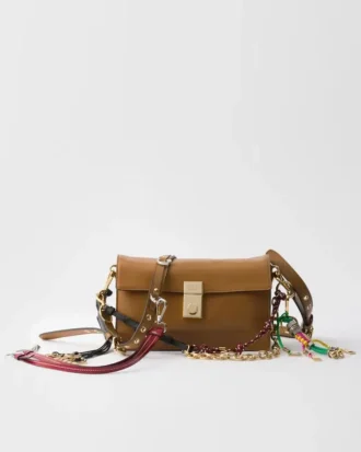 Bolso de hombro pequeño de cuero Prada Soft con dijes Bolso de hombro pequeño de cuero Prada Soft con dijes