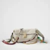 Bolso de hombro pequeño de cuero Prada Soft con dijes Bolso de hombro pequeño de cuero Prada Soft con dijes