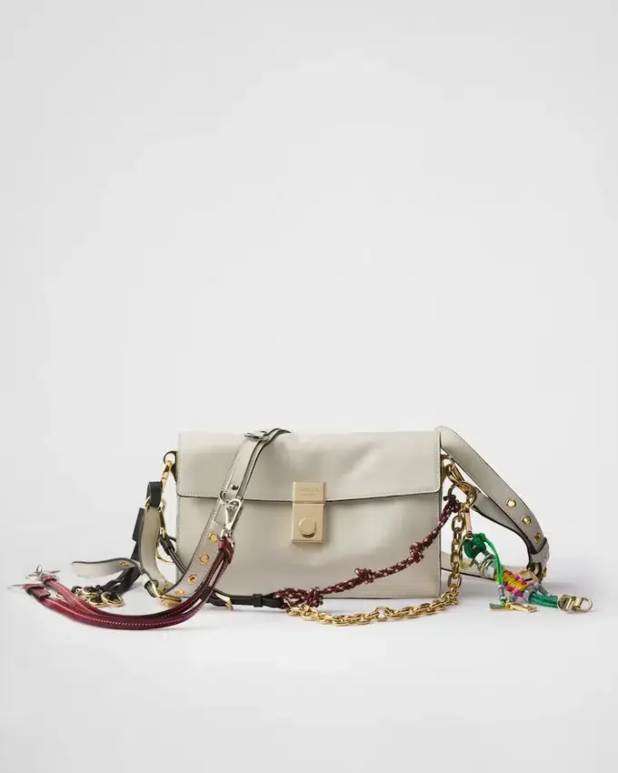 Bolso de hombro pequeño de cuero Prada Soft con dijes Bolso de hombro pequeño de cuero Prada Soft con dijes