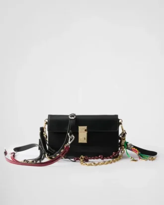 Bolso de hombro pequeño de cuero Prada Soft con dijes Bolso de hombro pequeño de cuero Prada Soft con dijes
