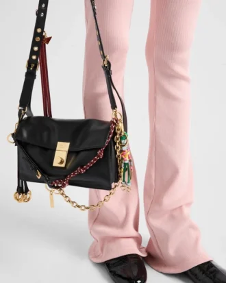 Bolso de hombro pequeño de cuero Prada Soft con dijes Bolso de hombro pequeño de cuero Prada Soft con dijes