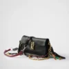 Bolso de hombro pequeño de cuero Prada Soft con dijes