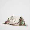 Bolso de hombro pequeño de cuero Prada Soft con dijes Bolso de hombro pequeño de cuero Prada Soft con dijes
