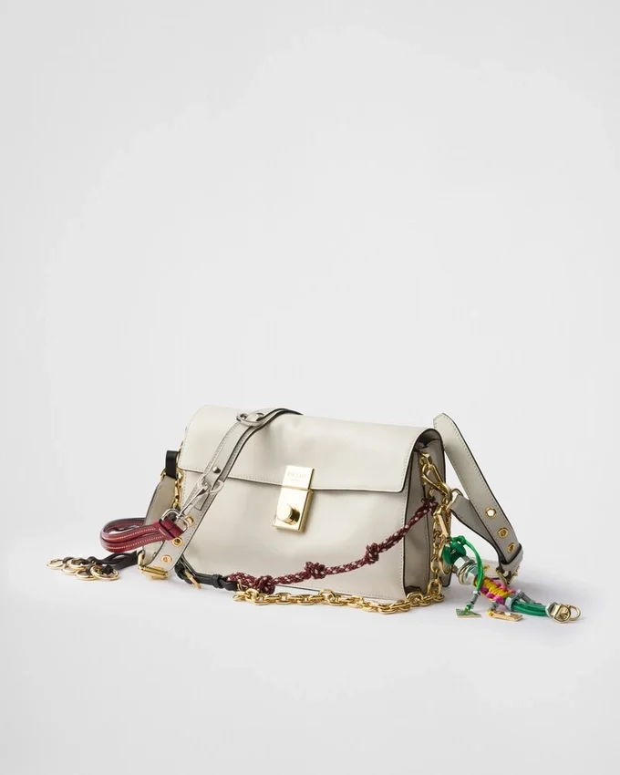 Bolso de hombro pequeño de cuero Prada Soft con dijes Bolso de hombro pequeño de cuero Prada Soft con dijes