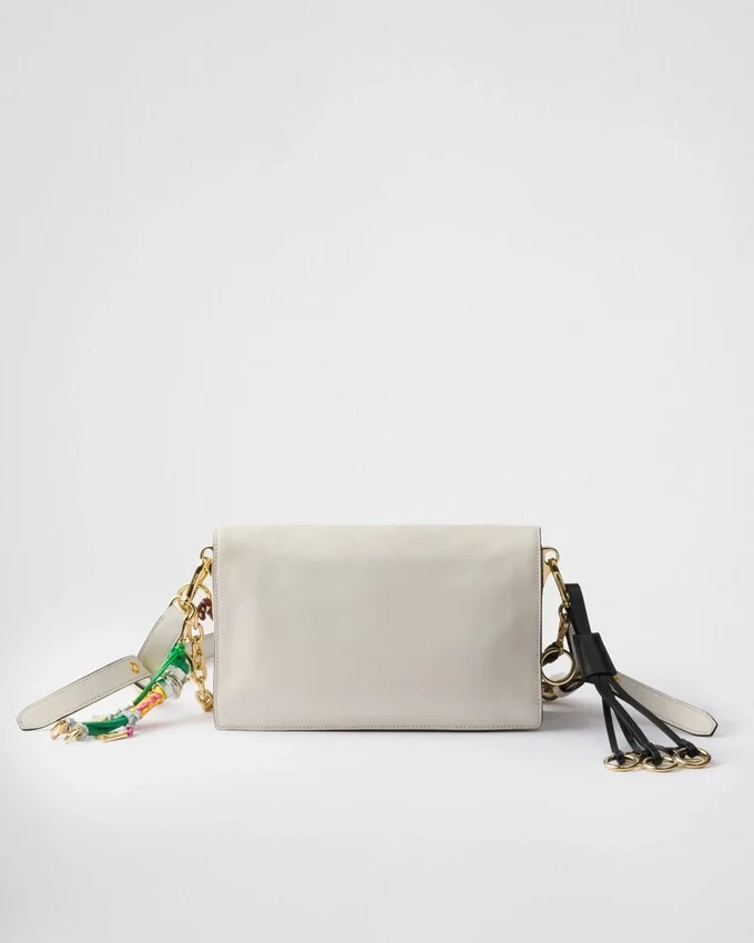 Bolso de hombro pequeño de cuero Prada Soft con dijes Bolso de hombro pequeño de cuero Prada Soft con dijes