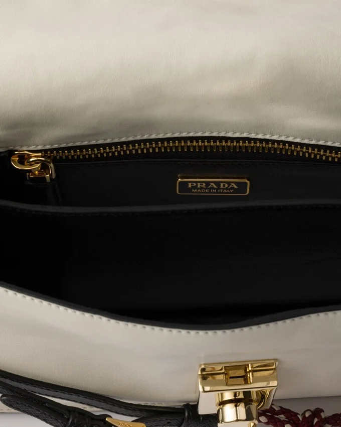 Bolso de hombro pequeño de cuero Prada Soft con dijes Bolso de hombro pequeño de cuero Prada Soft con dijes
